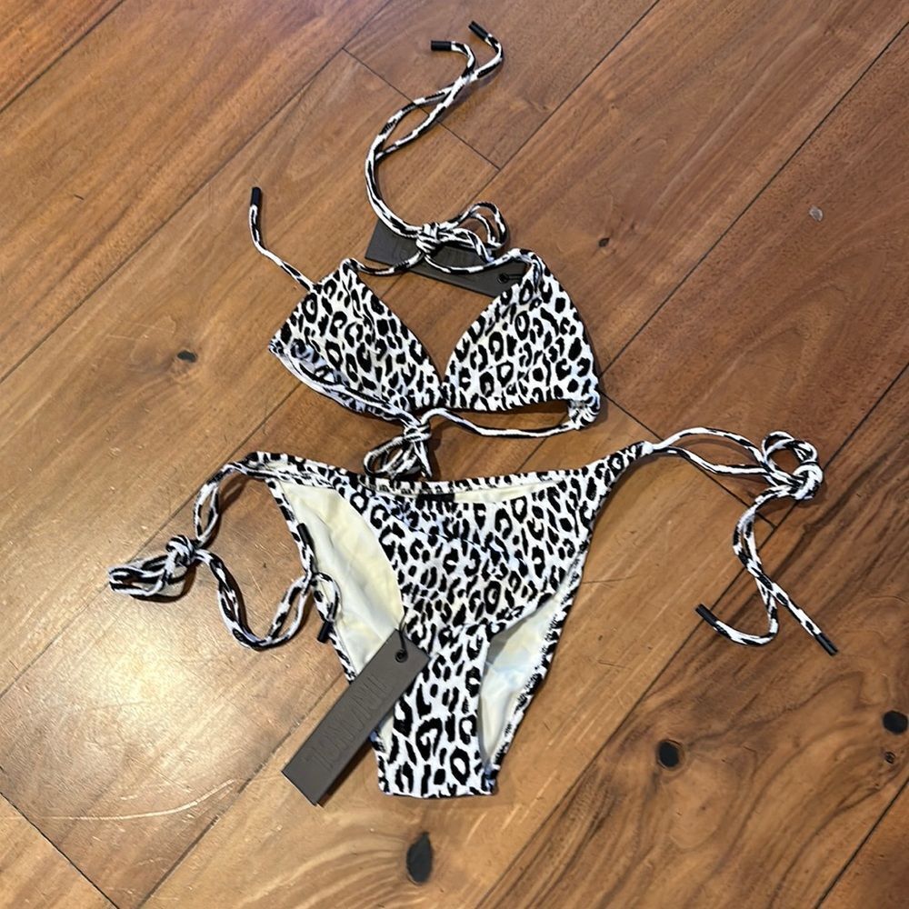 TRIANGL VINCA POWDER BLACK AND WHITE LEOPARD PRINT VELVET
SUIT NWOT NO BAG